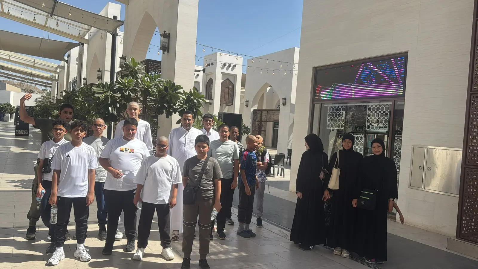 الوفد في محطة من محطات الرحلة التعليمية